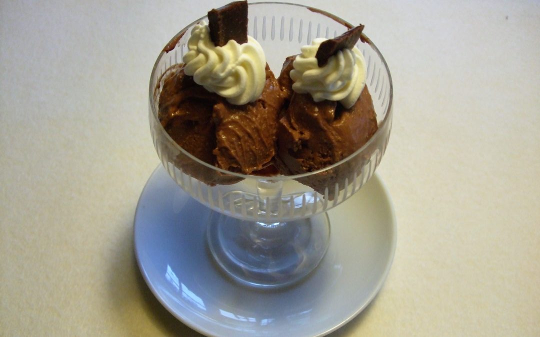 Schokoladen-Eisrezept mit Zucchinisahne-Häubchen