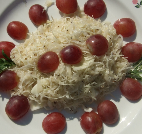 Sauerkraut-Salat mit Walnüssen und blauen Trauben